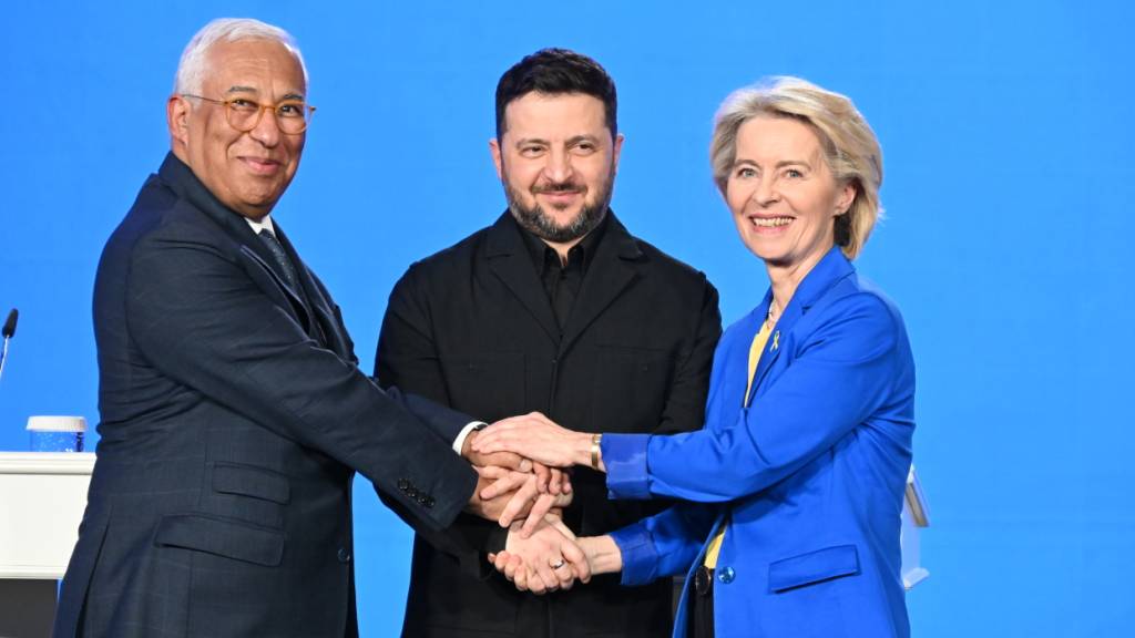 dpatopbilder - Der ukrainische Präsident Wolodymyr Selenskyj, EU-Kommissionspräsidentin Ursula von der Leyen und EU-Ratspräsident António Costa geben sich nach einer Pressekonferenz die Hände. Foto: Ansgar Haase/dpa