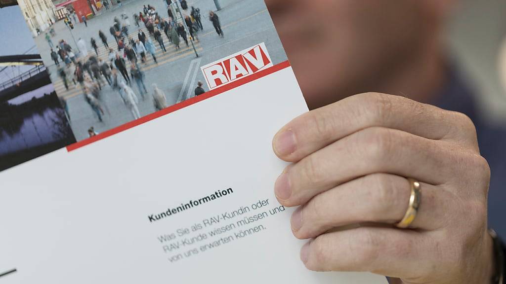 In der Schweiz ist die Zahl der Arbeitslosen im März leicht gesunken. Die Arbeitslosenquote verharrte aber auf dem Niveau des Vormonats. (Symbolbild)