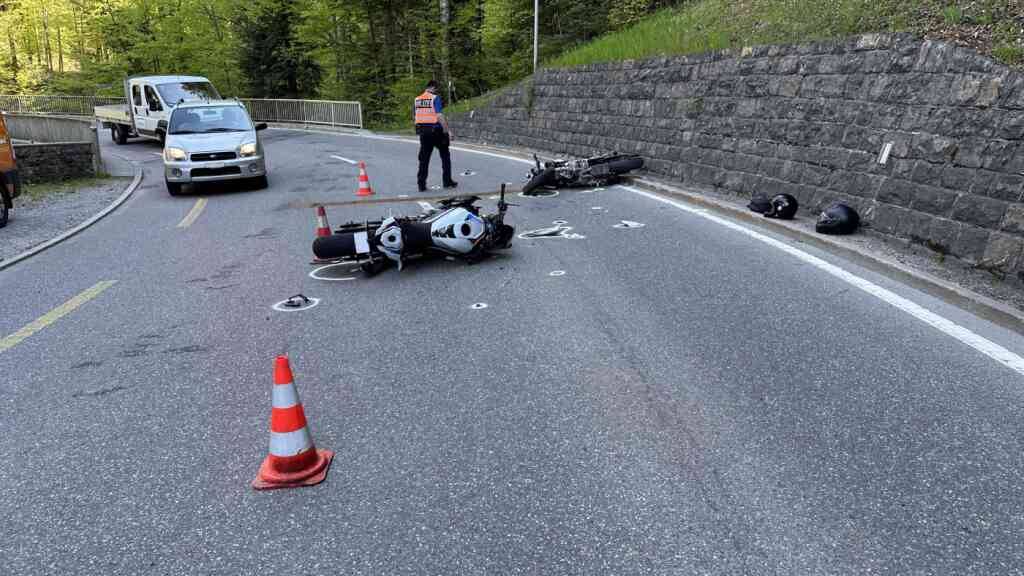 Zwei Motorradfahrer kollidierten bei Trogen AR.