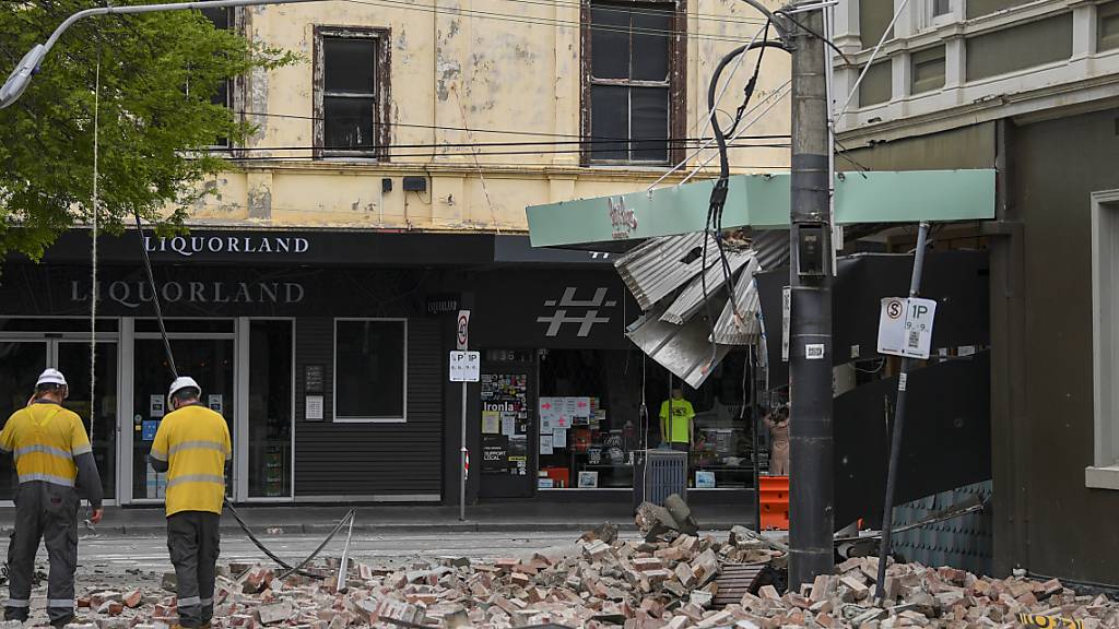 Rettungskräfte begutachten die Schäden nach einem Erdbeben. Der Bundesstaat Victoria an Australiens Ostküste ist von einem Erdbeben erschüttert worden. Das Beben der Stärke 6,0 hat sich in Mansfield etwa 200 Kilometer nordöstlich der Millionenstadt Melbourne ereignet. Foto: James Ross/AAPIMAGE/AP/dpa