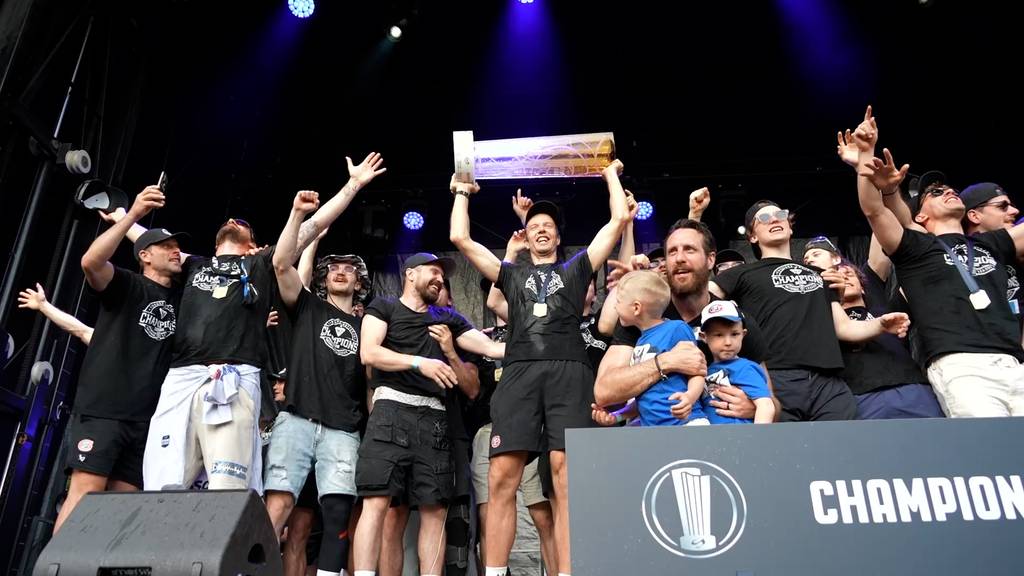 Riesige Menschenmenge feiert den Meistertitel von Fribourg-Gottéron