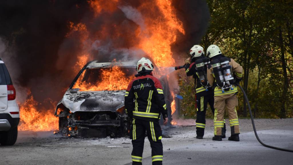 Trotz eines raschen Eingreifens der Feuerwehr brannte das Auto vollständig aus. Der Wagen daneben wurde durch die Flammen beschädigt.