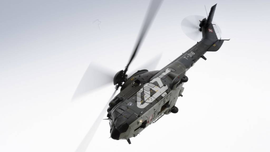 Ein Helikopter des Super Puma Display Teams bei einer Flugshow 2014 in Payerne. (Archivbild)