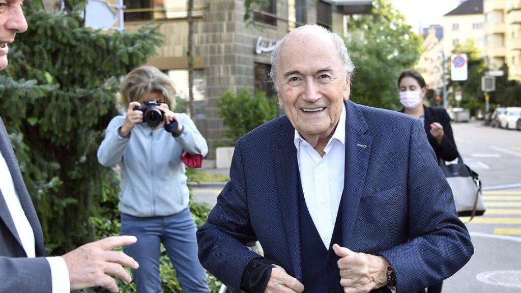 Der ehemalige Fifa-Präsident Sepp Blatter zusammen mit seinem Anwalt Lorenz Erni (links) bei seiner Ankunft zur Vernehmung durch die Bundesanwaltschaft in Zürich.