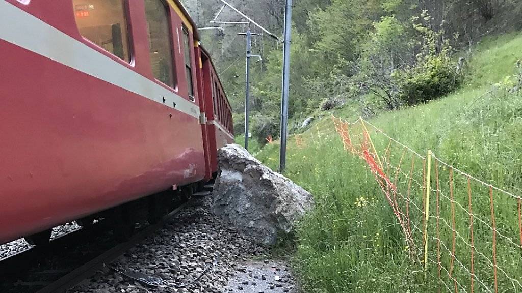 Ein Felsbrocken hat am Dienstag dazu geführt, dass ein Zug der Rhätischen Bahn aus dem Gleis gesprungen ist.