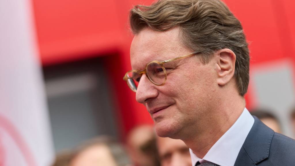 Hendrik Wüst (CDU), Ministerpräsident von Nordrhein-Westfalen, besucht das Werk Elmadag von Henkel. Wüst hält sich im Rahmen des 65. Jubiläums des deutsch-türkischen Anwerbeabkommens zu einer dreitägigen Reise in der Türkei auf. Foto: Rolf Vennenbernd/dpa