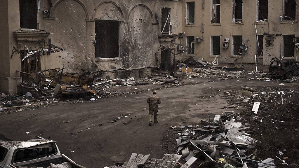 Viele Gebäude in der Ukraine werden durch den Krieg beschädigt. Foto: Felipe Dana/AP/dpa