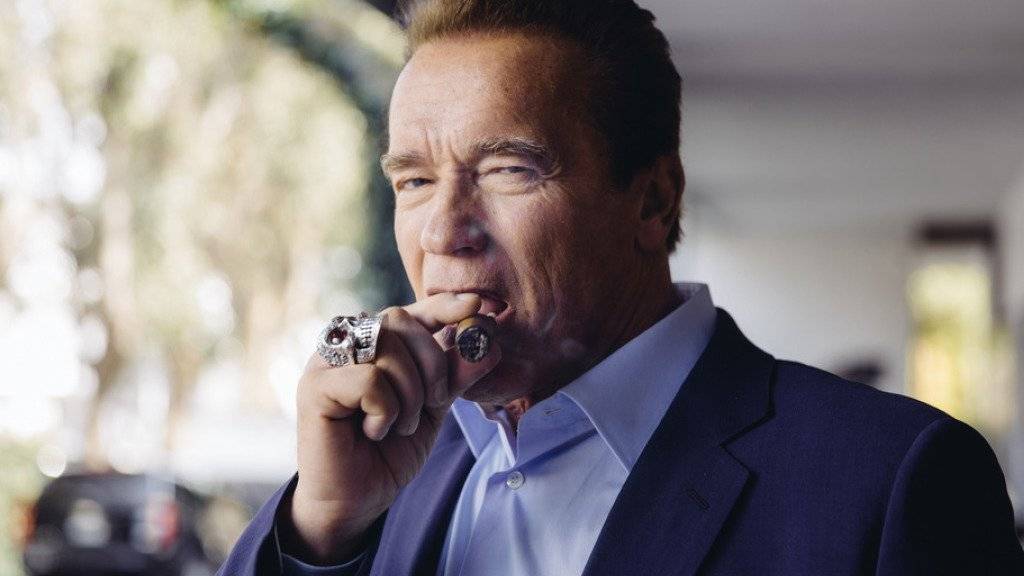 Arnold Schwarzenegger schenkt einem Schwerkranken eine seiner Gourmet-Zigarren (Archiv 2015).