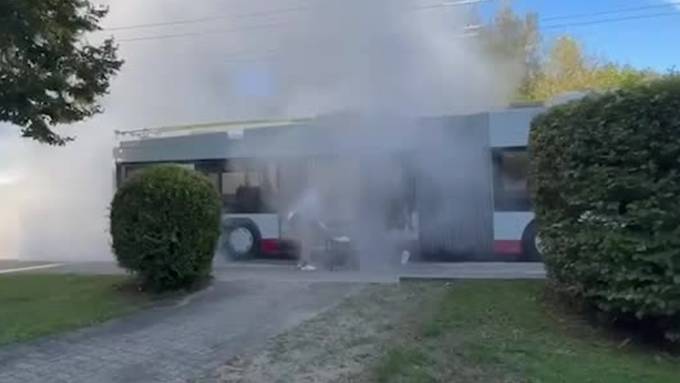 Passagiere retten sich aus brennendem Bus – Seniorin muss auf Hilfe warten