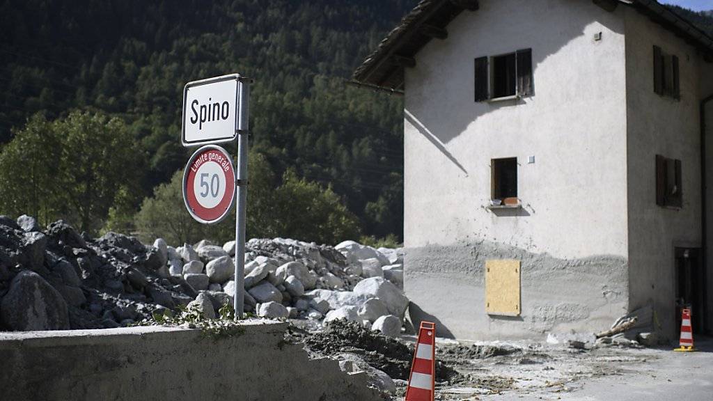 Kommende Woche werden Spezialisten in Spino im Bergsturzgebiet beginnen, Häuser von Schutt zu befreien. (Arhcivbild)