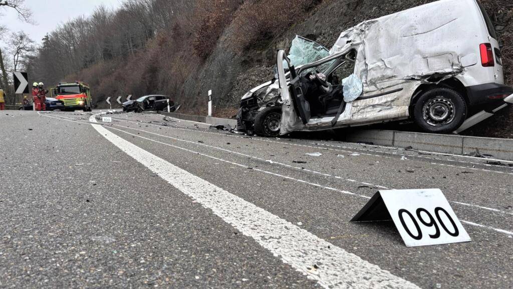 Bei einem Unfall bei Uster verletzten sich fünf Personen. Vier Autos und ein Lastwagen waren involviert.