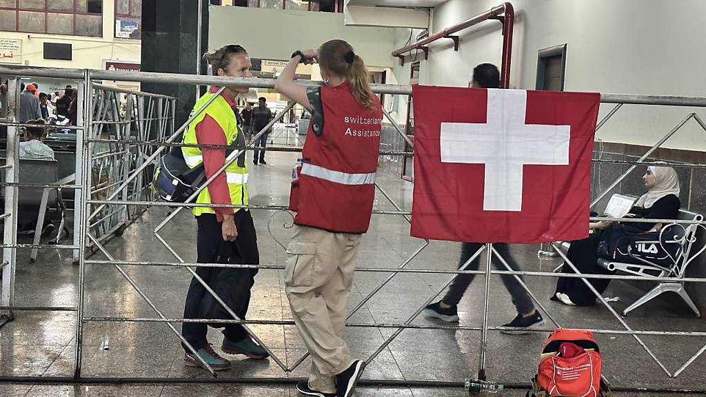 Schweizer Empfangskomitee für die aus dem Gazastreifen ausgereisten Staatsangehörigen in Rafah: Angehörige der Botschaft in Kairo kümmern sich um sie.