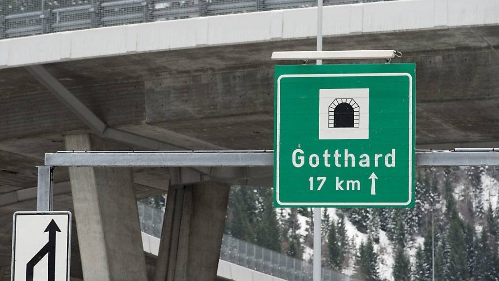 Am Montagnachmittag war der Gotthard-Strassentunnel für kurze Zeit in Richtung Norden gesperrt. Grund war ein Verkehrsunfall unmttelbar nach dem Nordportal im Kanton Uri.