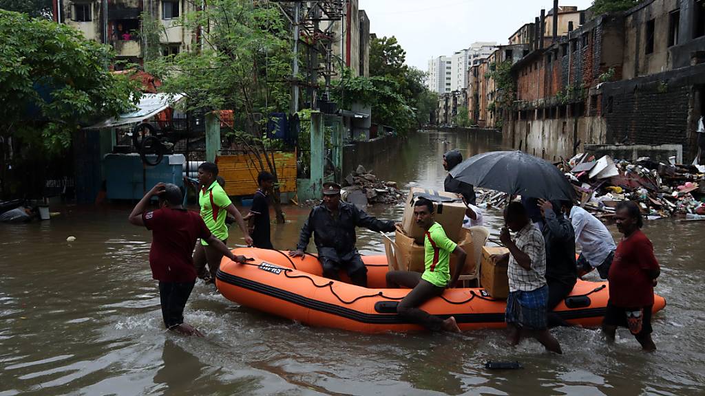 ARCHIV - Sintflutartige Regenfälle des Nordost-Monsuns zu Überschwemmungen in zahlreichen Stadtteilen von Chennai geführt hatten, nachdem sich ein Tiefdruckgebiet über dem Südost-Bay von Bengalen gebildet hatte. Foto: Sri Loganathan/ZUMA Press Wire/dpa