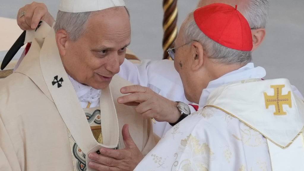 Papst Leo XIV. erhält das Pallium, ein Symbol des Papsttums, während der Messe zur feierlichen Amtseinführung von Papst Leo XIV. auf dem Petersplatz. Foto: Gregorio Borgia/AP/dpa