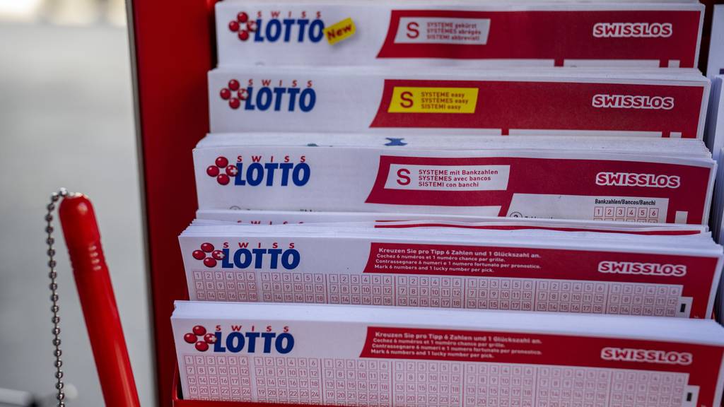 Lottoscheine von Swiss Lotto von Swisslos am Lottostand im Dorfzentrum von Stans am Dienstag, 13. Februar 2024. In der Ausgabe des Swiss Lotto vom Mittwoch, 14. Februar 2024 sind gute 48 Millionen Schweizer Franken im Jackpot zu gewinnen.