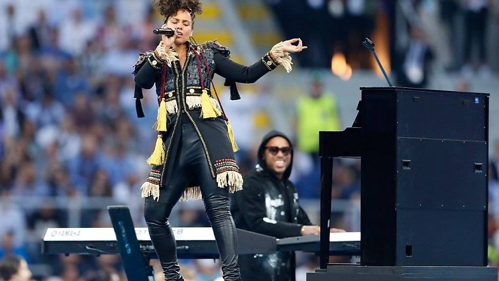 Vor dem Anpfiff der Auftritt: US-Sängerin Alicia Keys im San-Siro-Stadion in Mailand anlässlich des Champions-League-Finals.