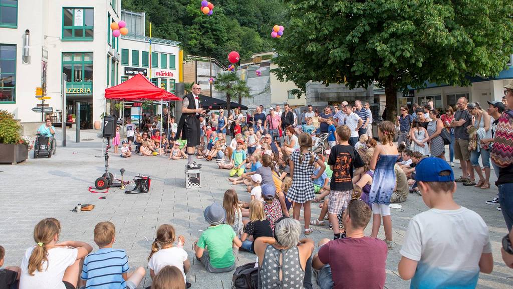 Artisten zeigen ihr Können am Buskers Festival in Vaduz (Archivbild).