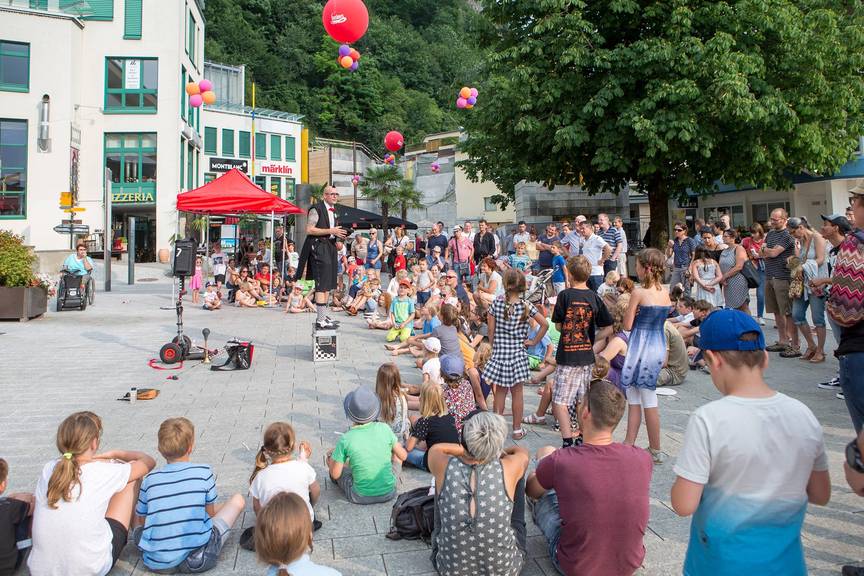 Artisten zeigen ihr Können am Buskers Festival in Vaduz (Archivbild).