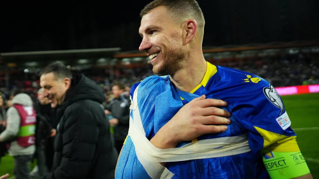 Die Schulterverletzung, die sich Edin Dzeko im Playoff-Spiel gegen Italien zugezogen hat, beschäftigt nach wie vor eine ganze Nation