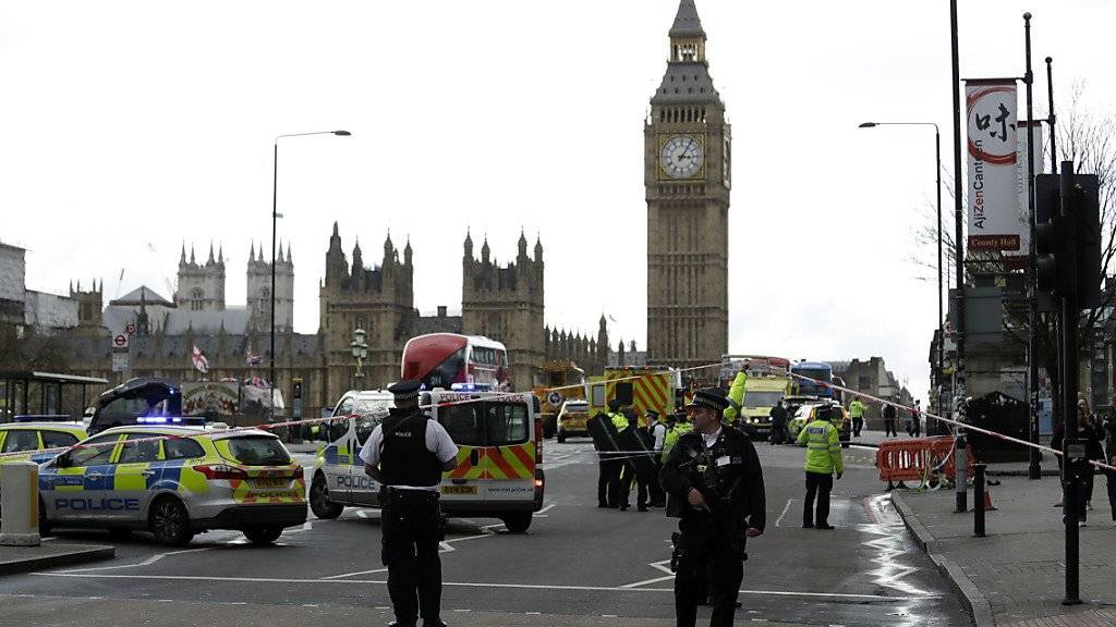 Polizisten sichern das Gelände rund um das britische Parlament.
