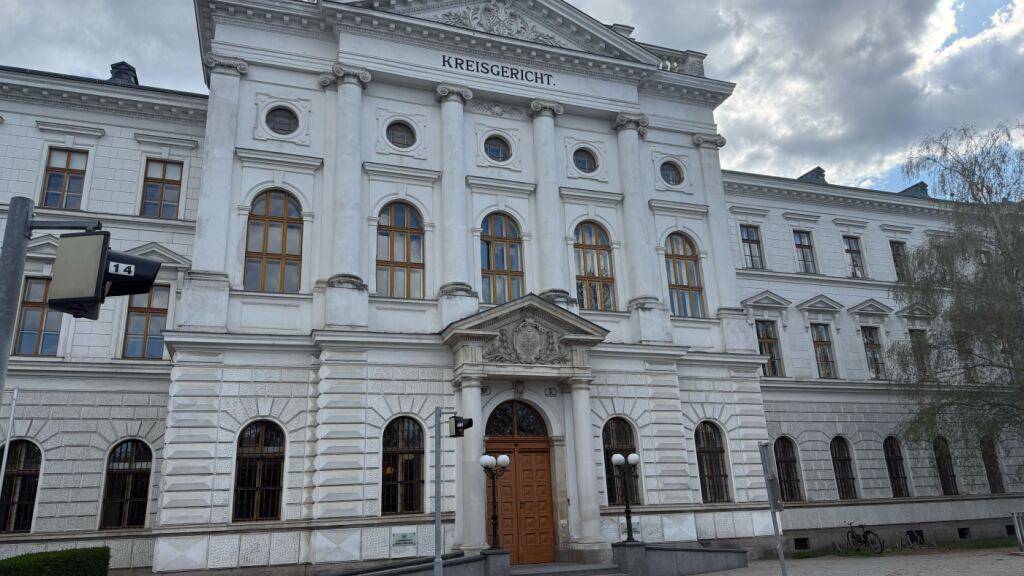 ARCHIV - Das Landesgericht Wiener Neustadt. Hier findet der Prozess um die mutmaßlichen Anschlagspläne auf das Taylor-Swift-Konzert in Wien statt. Foto: Matthias Röder/dpa