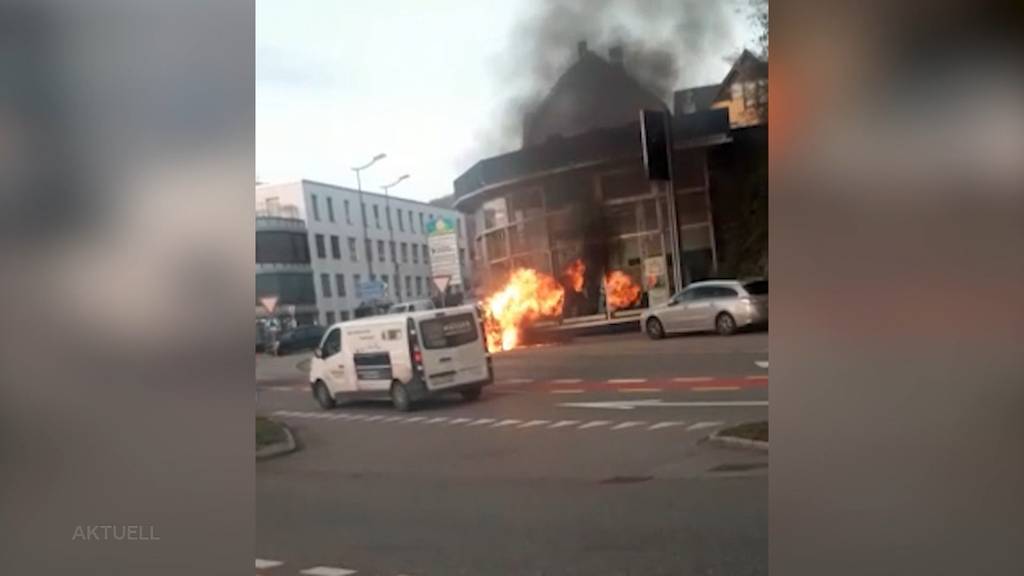 Brennendes Auto: In Baden rollt ein herrenloses Auto auf Passanten zu
