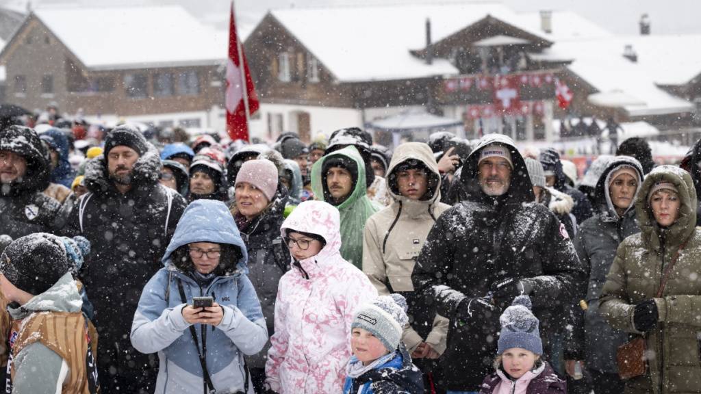 Am Ski Weltcup in Adelboden BE wurde am Samstag vor dem Start des Riesenslaloms der Männer eine Schweigeminute für die Opfer von Crans-Montana VS abgehalten.