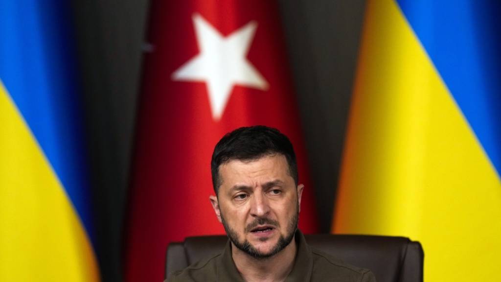 Wolodymyr Selenskyj spricht bei einer gemeinsamen Pressekonferenz mit dem Türkischen Präsidenten Erdogan nach ihrem Treffen in Istanbul. Foto: Francisco Seco/AP/dpa
