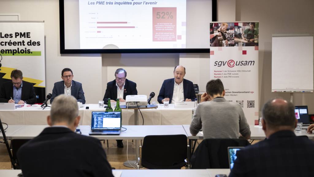 Der Schweizerische Gewerbeverband stellt die Ergebnisse seines KMU-Barometers in Bern vor.