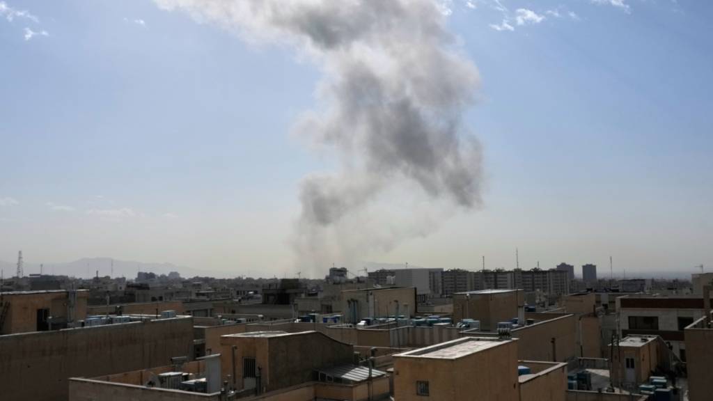 dpatopbilder - Rauch steigt nach einer Explosion in Teheran auf. Foto: Vahid Salemi/AP/dpa