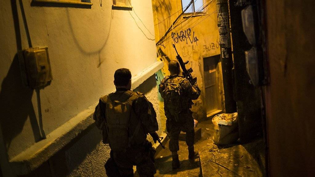 Polizeieinsatz in einem Slum in Rio de Janeiro: Eine Amnesty-App soll dokumentieren, wo es während den Olympischen Spielen zu Schiessereien kommt. (Archivbild)