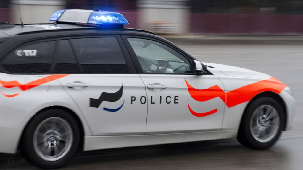 Ein 24-jähriger Autolenker krachte bei Courtepin FR frontal in ein Auto und einen Roller. Die 28-jährige Rollerfahrerin starb auf der Unfallstelle.