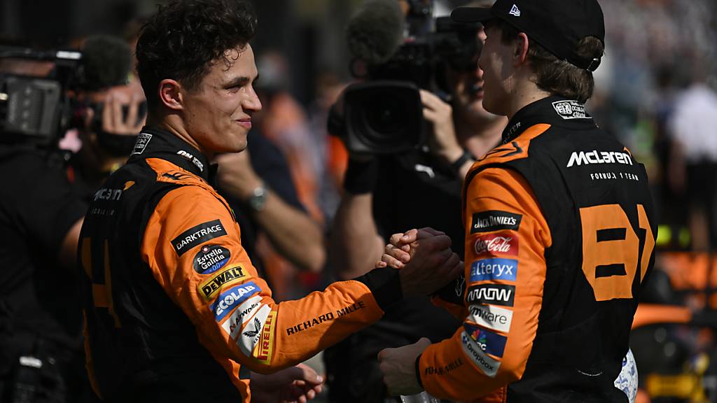 Oscar Piastri (rechts) und Lando Norris (links) hatten nach der Zieleinfahrt viel zu besprechen.