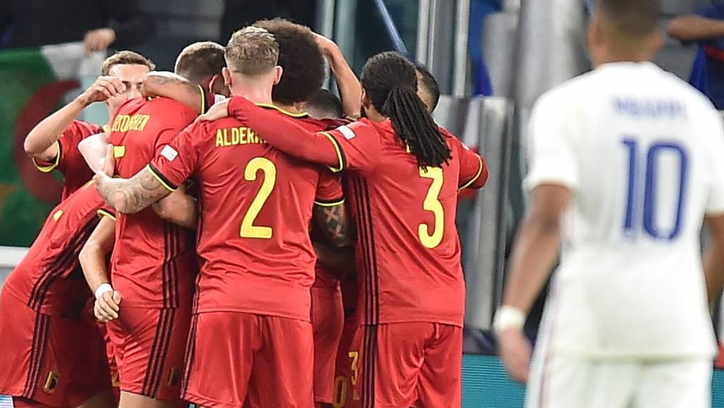 Während die Belgier das 1:0  ausgelassen bejubeln, will es Kylian Mbappé (Nummer 10) nicht glauben