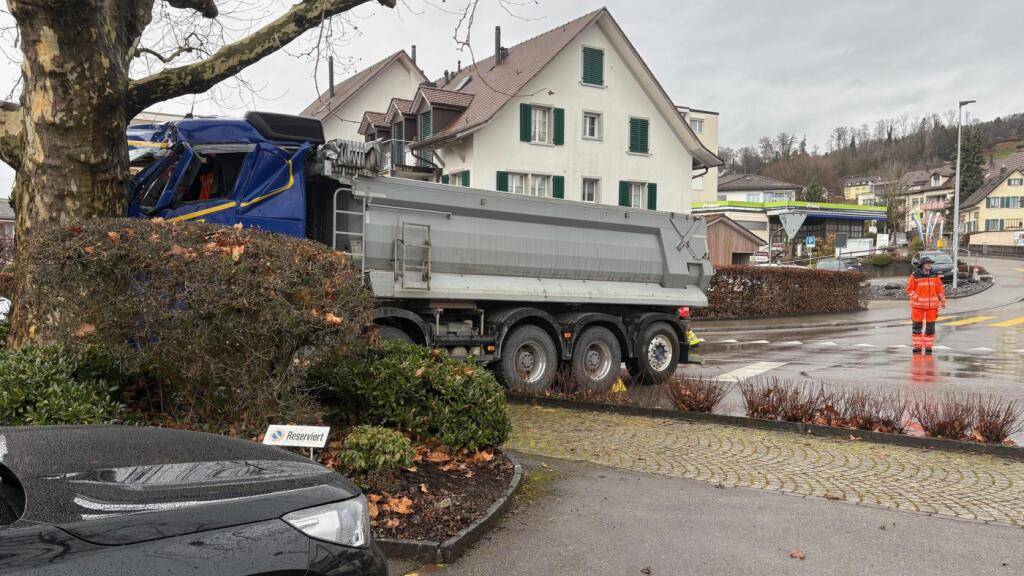 Ein Lastwagenchauffeur fuhr in Uetikon am See über eine Kreuzung in einen Baum.