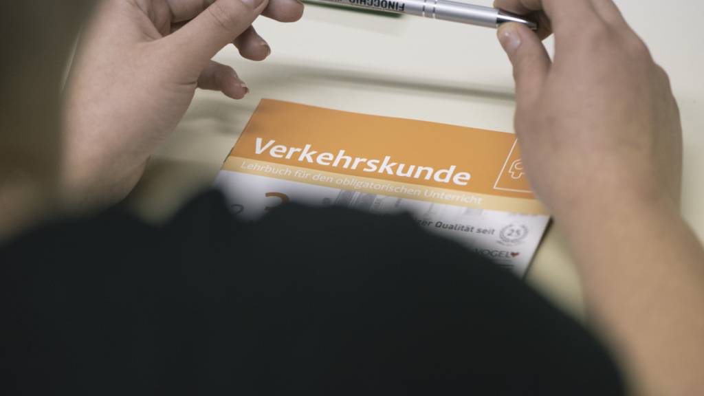 Nach dem Prüfungsboom der Vorjahre kehrten die Zahlen 2025 zur Normalität zurück. Die Erfolgsquote bei der Theorieprüfung sank jedoch weiterhin. (Archivbild)