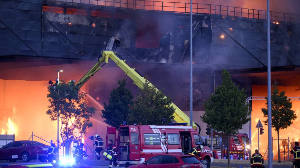 Grossbrand im Industriegebiet von Vufflens-la-Ville in der Waadt