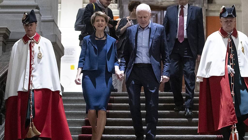 Die ehemalige Bundesrätin Simonetta Sommaruga, Mitte links, trat nach dem Schlaganfall ihres Ehemanns, Lukas Hartmann, Mitte rechts, überraschend aus dem Bundesrat zurück. (Archivbild)