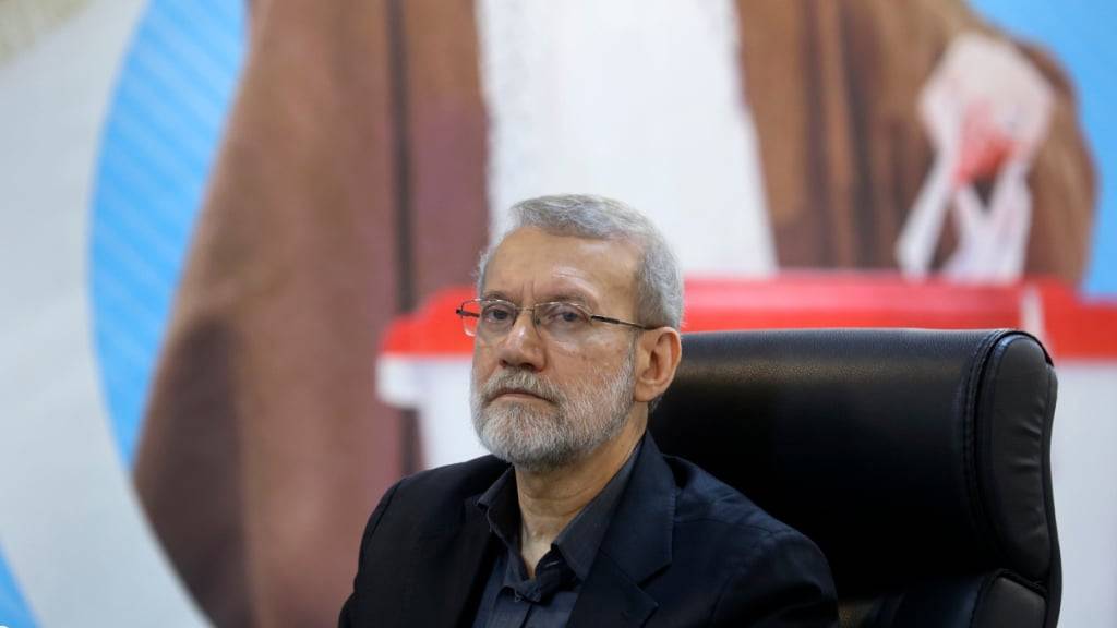 ARCHIV - Der ehemalige iranische Parlamentspräsident Ali Laridschani sitzt bei der Registrierung seines Namens als Kandidat für die Präsidentschaftswahlen am 28. Juni 2024 im Innenministerium in Teheran. Foto: Uncredited/AP/dpa