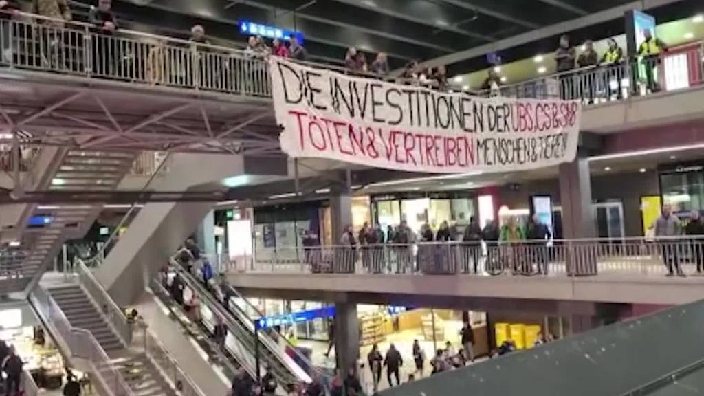 «Töten Menschen und Tiere»: Plakataktion im Berner Hauptbahnhof schiesst gegen Banken