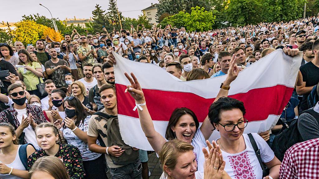 Anhänger der Präsidentschaftskandidatin Tichanowskaja bei einer Demonstration in Minsk. Foto: Celestino Arce Lavin/ZUMA Wire/dpa