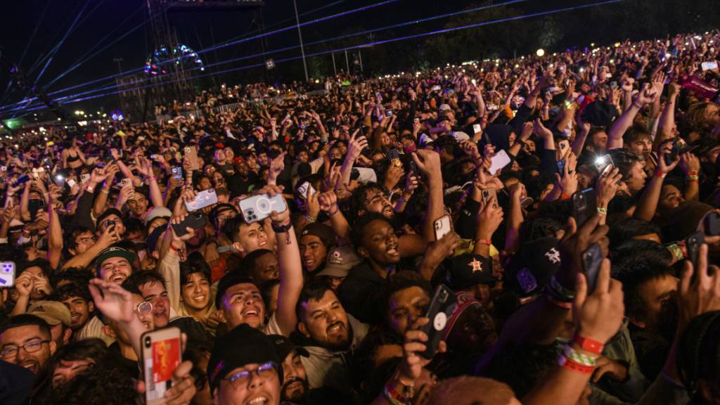 Festivalbesucher stehen dicht gedrängt während des Auftritts des US-Rappers Travis Scott beim Astroworld-Festival im NRG Park. Bei einer Massenpanik starben acht Menschen. Foto: Jamaal Ellis/Houston Chronicle/AP/dpa