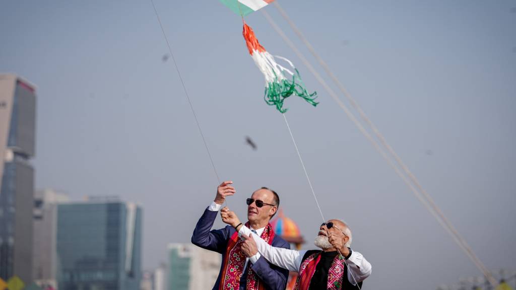 ARCHIV - Narendra Modi (r), Premierminister von Indien, und Bundeskanzler Friedrich Merz (CDU) besuchen ein Drachenfestival. Foto: Kay Nietfeld/dpa
