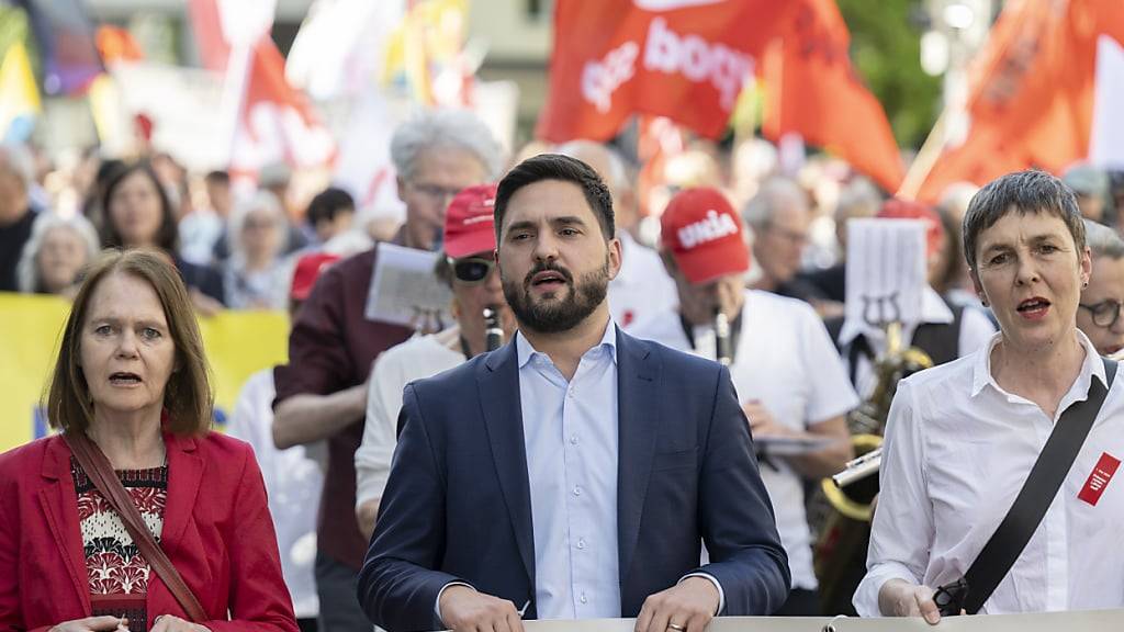 Die SP-Nationalräte Claudia Friedl, Cédric Wermuth und Barbara Gysi führten die 1.-Mai-Kundgebung in St. Gallen an.