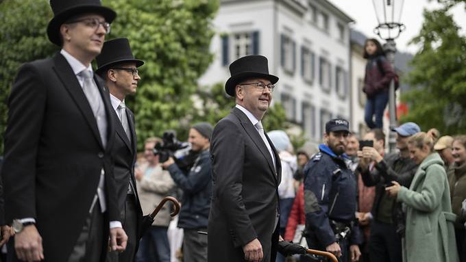 Kaspar Becker (Mitte) zum neuen Glarner Landammann vereidigt