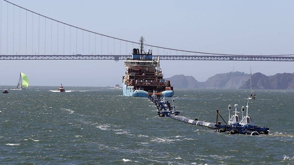 Soll Plastik im Wasser mit einer 600 Meter langen Röhre in U-Form auffangen: Der Abfallroboter «Ocean Cleanup». (Archivbild)