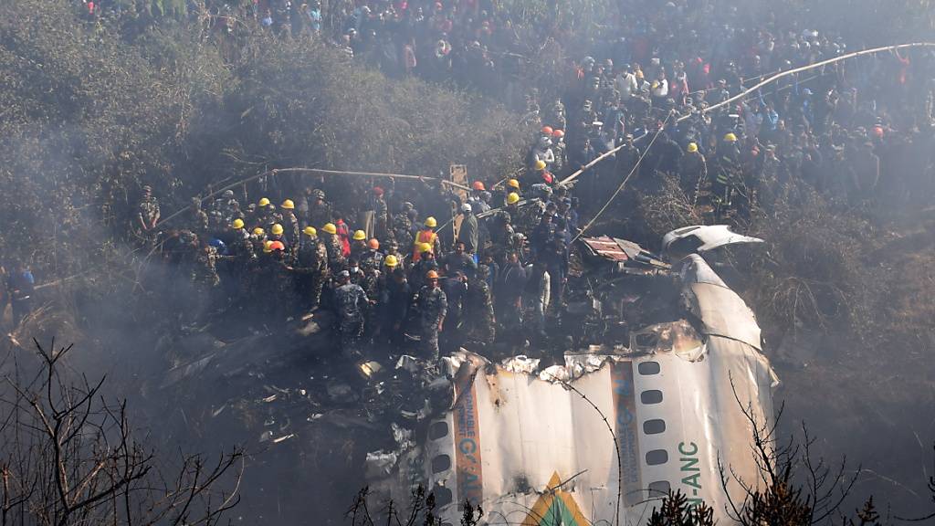 72 Menschen starben Anfang Januar 2023 beim Absturz eines Passagierflugzeugs, das sich im Landeanflug auf den Pakhora International Airport in Nepal befunden hatte. (Archivbild)