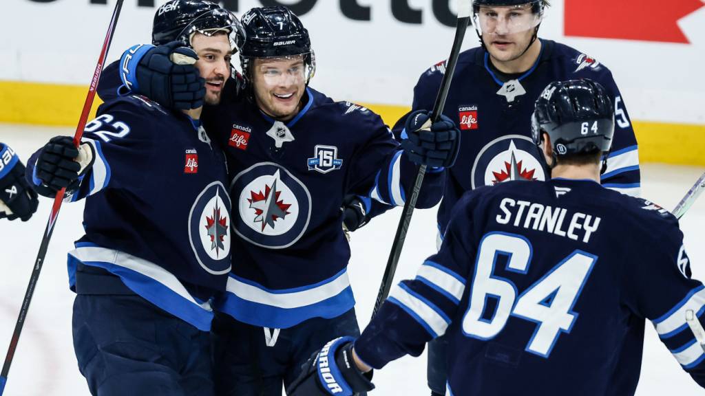 Nino Niederreiter (links) feiert einen 5:1-Sieg gegen die Kings