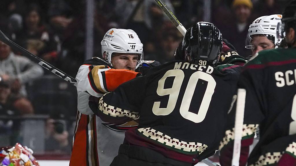 Janis Moser verteidigt seinen Torhüter mit hartem Einsatz